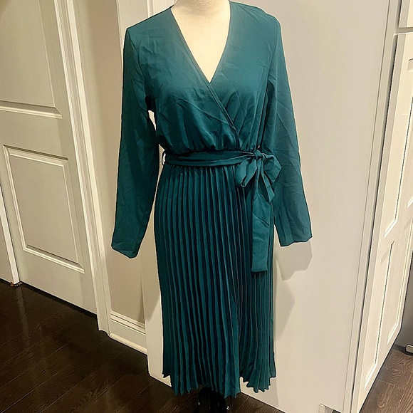 Pretty Little Thing Emerald Green Long Sleeve Pleated Midi Dress - Picture 13 of 16